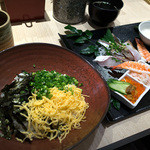博多旨鮨 小野 - 「旨鮨海鮮丼 特上」（1,380円＋税）。自分でレイアウトできます。