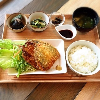 Kamakura Ohirugohan - 参考までにお店からのアジフライ定食の写真