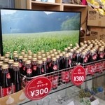 ギルロイカフェ - 正面にたくさん積み重なっているのは「タッコーラ (300円)」