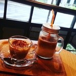 トモカ コーヒー - アイスカフェモカとモンテカルロ。
