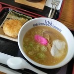 ギルロイカフェ - 「にんにくラーメン 枝豆みそ味 （半玉） (400円)」と「にんにくみそ 焼きおにぎり (160円)」
