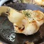 「たっこのホックリ丸焼きにんにく (540円)」　熱々のフライパンに大粒のニンニク♪