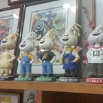 ギルロイカフェ - アメリカンチックなニンニク人形