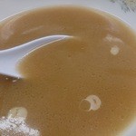 横浜ラーメン厨房 うえむらや - 塩気控えめなスープ