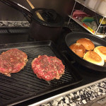 峰屋 - バンズとパティを焼いてます 2015/05