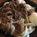 手打十段 うどんバカ一代 - 温玉肉ぶっかけ（中）590円