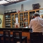津ねや - 店内のカウンター席の様子
