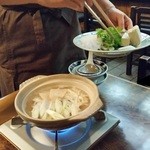 津ねや - 鍋は店員さんが作って取り分けてくれます
