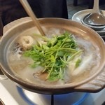 きりたんぽ鍋。最後にセリの葉を乗せて完成♪