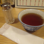 Marutomi Shokudou - お茶とおしぼり　爪楊枝（わたくしは使ったことありません）