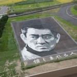 道の駅 いなかだて 弥生の里 - 高倉健さんを４色の小石を並べて描いた「石アート」。