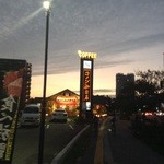 コメダ珈琲店 - 夕暮れの香椎浜に映えるコメダの遠景