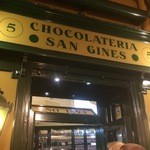 Chocolatería San Ginés - 22時過ぎてますが入口は凄い行列です。（24時間営業）