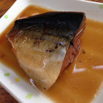 小川港魚河岸食堂 - 煮魚 300円税込 この日は鯖の煮付けでしたが身が厚い