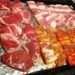 ヘルシー韓友家 - サムギョプサル食べ放題の肉は4種類