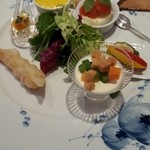 リストランテ 濱崎 - 前菜　シェフの気まぐれサラダブルサンのクリームチーズ　海老のフリット　　柿　かぼちゃのスプーマ　モッアレラとミニトマト　グリッシーニ