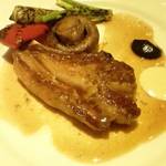 マッシュルーム - 仔羊背肉のロースト クミン風味のジュ,黒ニンニクのピュレ添え