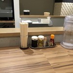 らーめん鱗 - 清潔な店内！カウンター席（水はセルフ）