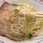 らーめん鱗 - 塩らーめん(750円)麺リフト