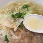 らーめん鱗 - 塩らーめん(750円)スープ