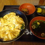 栄うどん - 親子丼５６０円。