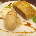 トラットリア ダ コヴィーノ - リンゴとクルミのパイ包み焼き　￥600