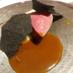 Vel  ROsier - 1509_VelROsier_メイン 黒毛和牛ラムシン赤ワイン豆板醤とジャガイモソース 赤身がそそる！