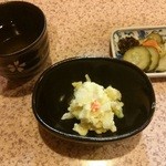 かつ善 - お茶・ポテサラ・おしんこ。