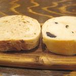 トラットリア ダ コヴィーノ - レーズンパン？とオリーブのパン