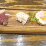 トラットリア ダ コヴィーノ - お通し（鴨のハム、鶏胸肉のパテ、大山鶏のテリーヌ？）　Coperto￥200
