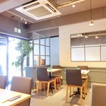 Tastous - 店内のテーブル席の風景です