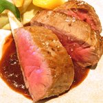 タストゥー - ランチコース 3780円 の熊本県産赤牛内モモ肉のポアレ、赤ワインのソース