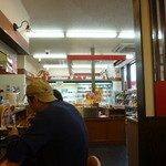 Yahataすしべん - カウンター席から見た店内‥コンビニみたい