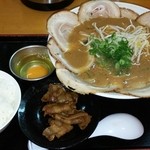 大萬 - 大盛チャーシュー麺大＆餃子セット＆生卵と豚バラ煮トッピング(別盛)