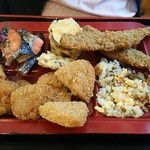 めしや本家 - 焼き鮭、さつま芋天ぷら、ししゃもフライ、唐揚げ、コロッケ、チャーハン