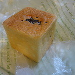 ブーランジェリー イドゥン - キューブお芋パン（カボチャ）