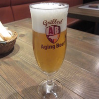 熟成和牛ステーキグリルド エイジング・ビーフ 横浜店 - ビールは小ぶりで６５０円。