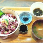 Mori Meshi - ～森メシ～
                        あじ彩丼！
                        お新香はワサビ菜、小鉢はもずく酢でした
                        思ったより、ボリュームがあります