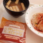 Meisei Daigaku - ミニ炒飯(100円)、味噌汁(30円)、コロッケ(100円)。ちなみに炒飯の上の唐辛子は私が勝手にかけたものですので、デフォでは載ってませんのでご安心を(^人^)
