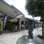 東府屋 - 東府屋・東府屋の前に豆腐小僧のブロンズ像