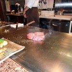 やまみや - ステーキ調理中