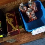 くれない苑 - 店内の様子、いろいろ小物が売られています