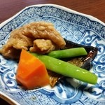 くれない苑 - 「身欠きにしんと山形麩の煮しめ」、煮汁で煮てぽってりと弾力のある独特の食感の焼き麩