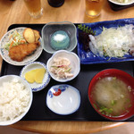 ジョイフルセンター須佐 - 刺身、フライ、酢漬け、つみれ汁と満足の一品。
