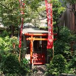 尾花 - 中庭には稲荷神社がある