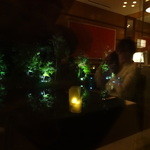 メインダイニングルーム - 窓の外は幻想的な池と森