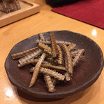 鰻 にしはら - エビス小と一緒についてきた背骨せんべい