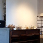 コホロエルマーズグリーンコーヒーカウンター - ケーキやパンのコーナー