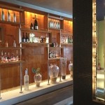 グリル&イタリアン アチェンド - 店内です。バーコーナーもありました。