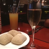 グリル&イタリアン アチェンド - シャンパンで乾杯！
                パンはほかほかで、もっちりしてて美味しかった。こちらは、お代わり無料です！
